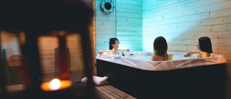 Kapalı spa küveti