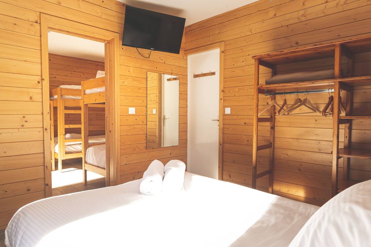Premium bedding, desk, soundproofing, free WiFi