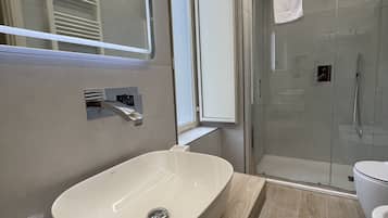 Separate tub and shower, jetted tub, rainfall showerhead