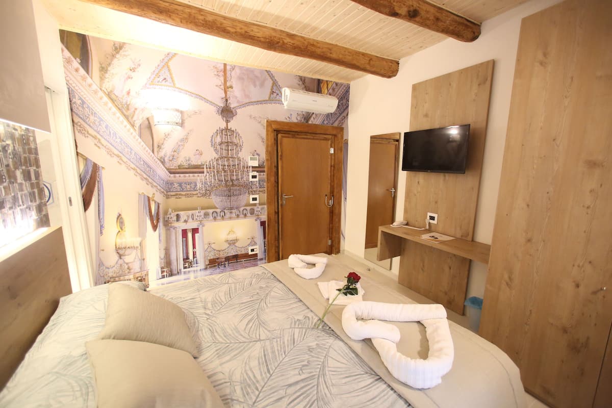 Comfort Room, 1 Bedroom, Courtyard View (Box Doccia) | Frette Italian sheets, premium bedding, down comforters, pillowtop beds