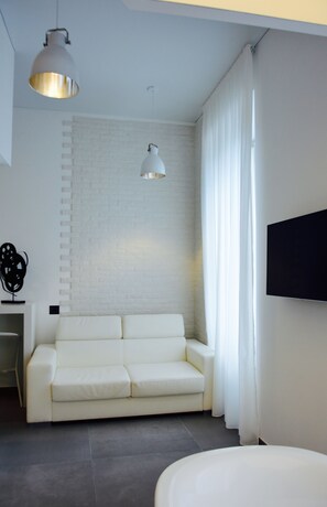 Superior Room, 1 Bedroom, City View (vasca in camera + box doccia doppio) | Living area - Relais Piazza del Plebiscito (Naples)