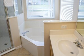 Deep-soaking bathtub - Alison's Highlands Reserve Villa 4 Bedroom IPG Florida (Davenport)
