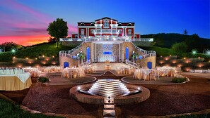 واجهة المنشأة - في المساء/الليل