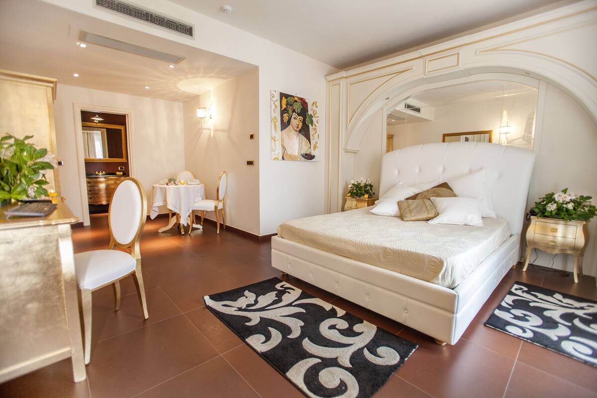 Superior Suite | Premium bedding, minibar, in-room safe, desk