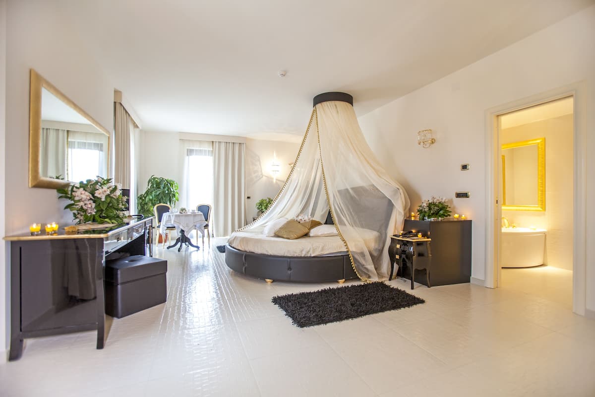 Premium Suite | Premium bedding, minibar, in-room safe, desk