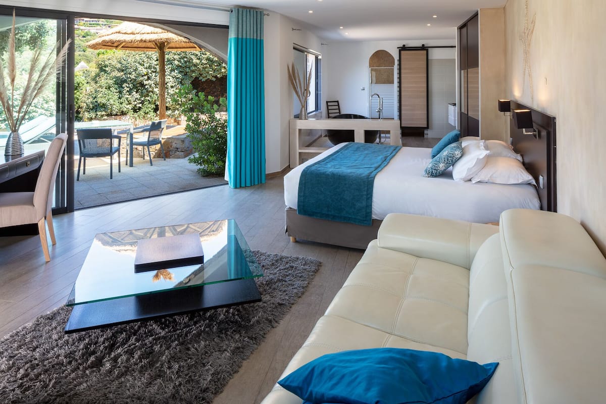 Luxury Suite, Bathtub, Beachside | Peralatan tempat tidur premium, tilam berlapik, bar mini
