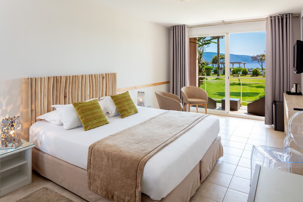 Classic Double Room, Non Smoking, Sea View | Peralatan tempat tidur premium, tilam berlapik, bar mini