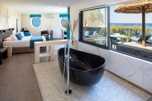 Suite Luxe, baignoire, en bord de plage | Salle de bain | Articles de toilette de luxe, sèche-cheveux, serviettes fournies