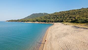 Sulla spiaggia, sabbia bianca