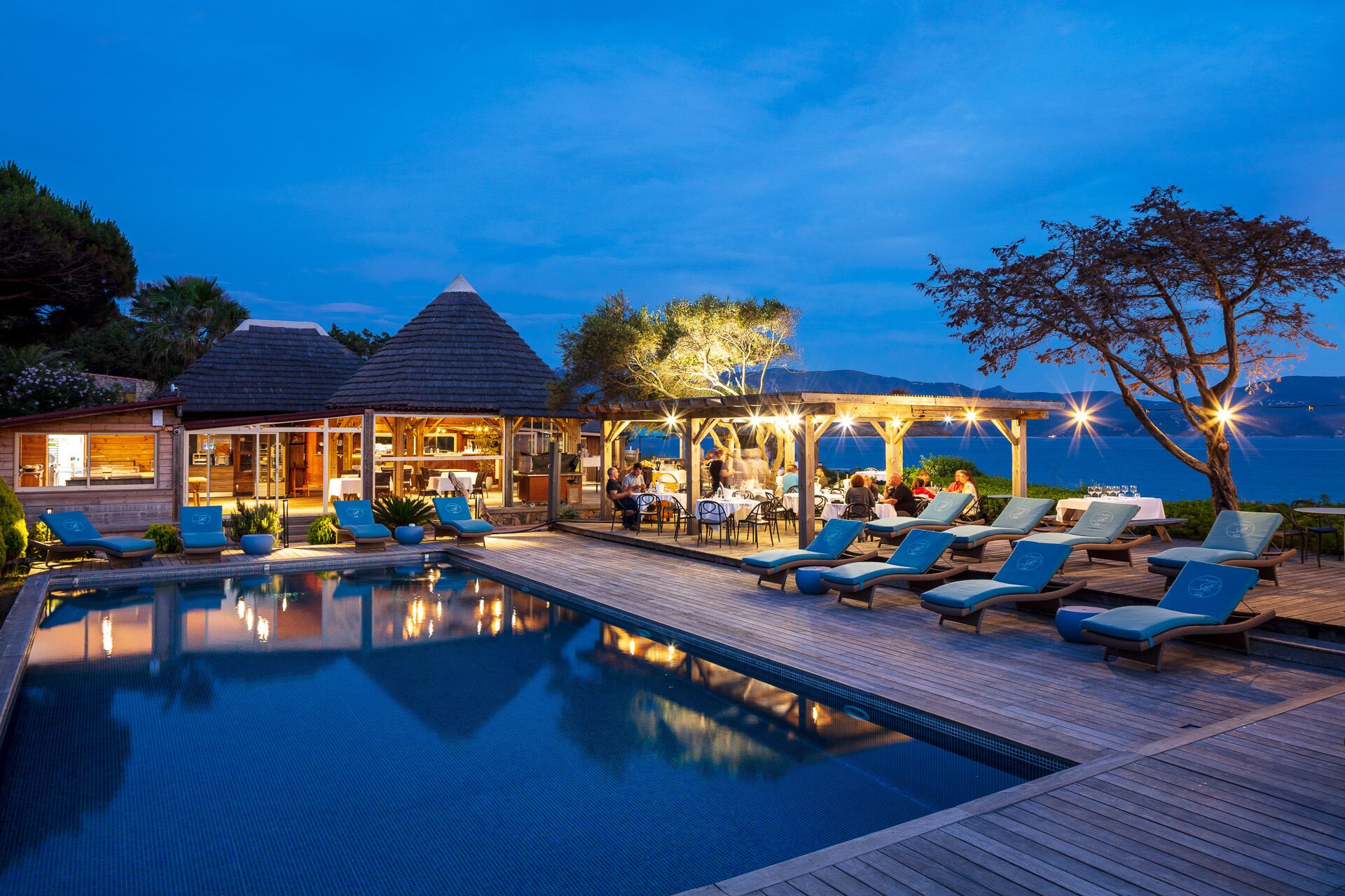 Déjeuner et dîner servis sur place, vue sur la plage 