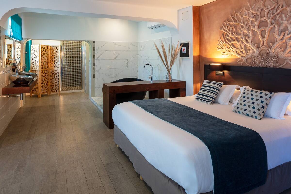 Luxury Suite, 2 Bedrooms, Bathtub, Beachside | Premium bedding, pillowtop beds, minibar, in-room safe
