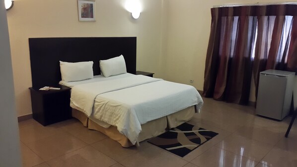 خزنة داخل الغرفة ومكتب وواي فاي مجانًا