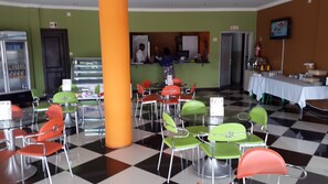 حيث تُقدم وجبات الإفطار، الغداء، العشاء، الأطباق العالمية