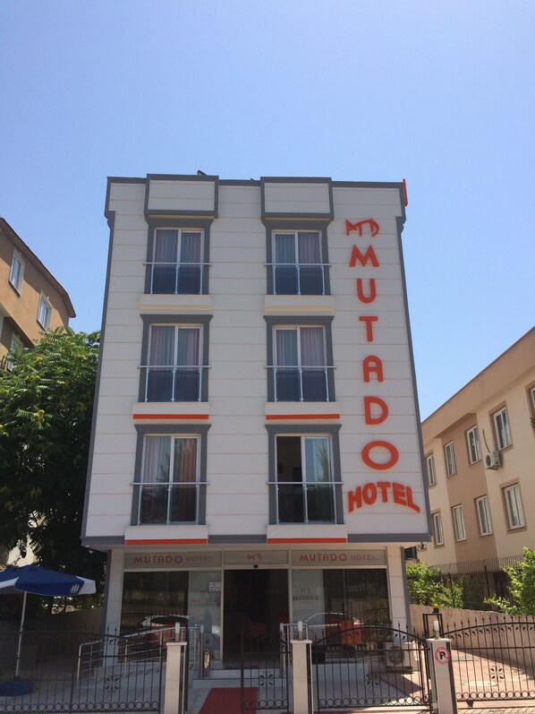 A multi-story MUTADO HOTEL with a white facade and red signage. - Mutado Hotel (Antalya)