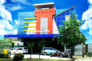A hotel with a modern facade, featuring a prominent sign that reads "JELITA BANDARA HOTEL". - Jelita Bandara Banjarbaru (Banjarbaru)