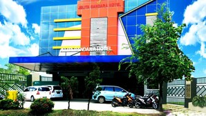 Un hotel con fachada moderna, que presenta un letrero llamativo que dice "JELITA BANDARA HOTEL".