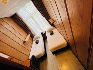 Economy tvåbäddsrum - 2 enkelsängar | Minibar, värdeförvaringsskåp på rummet och strykjärn/strykbräda