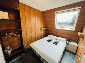 Economy Double Room, 1 Double Bed | Minibar, in-room safe, iron/ironing board, free WiFi - Sharm Hotel (Amsterdam)