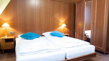 Zimmersafe, Schreibtisch, Verdunkelungsvorhänge, schallisolierte Zimmer