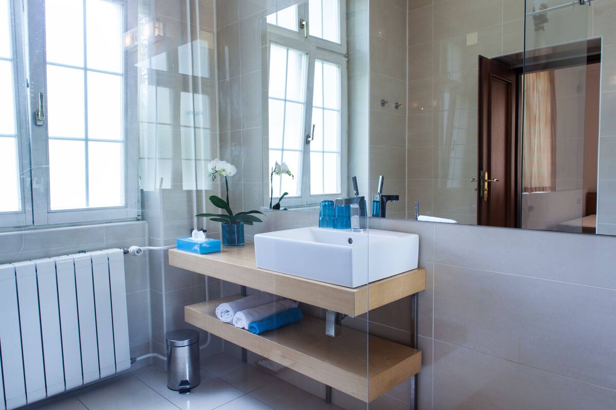 standard quadruple room, 2 bedrooms, ensuite, park view | bathroom | free toiletries, hair dryer, towels