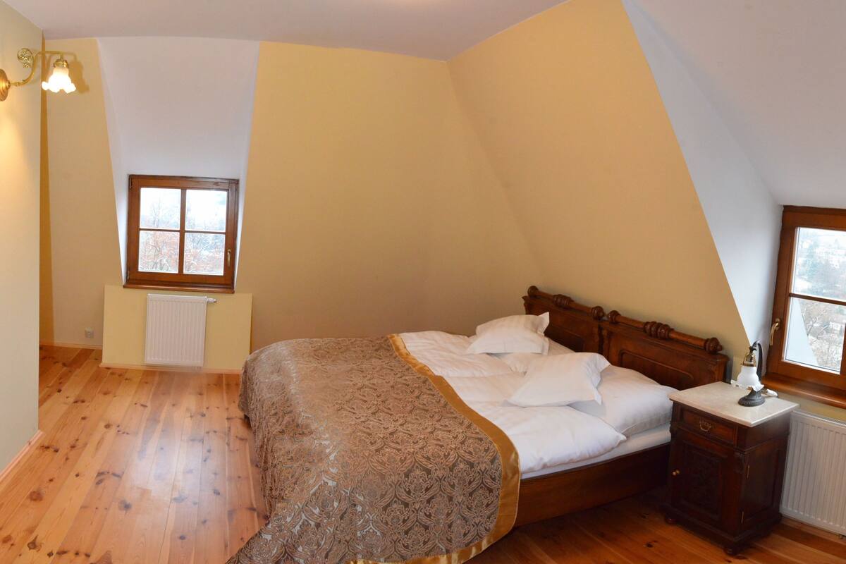 Deluxe Triple Room | Minibar, in-room safe, desk, soundproofing