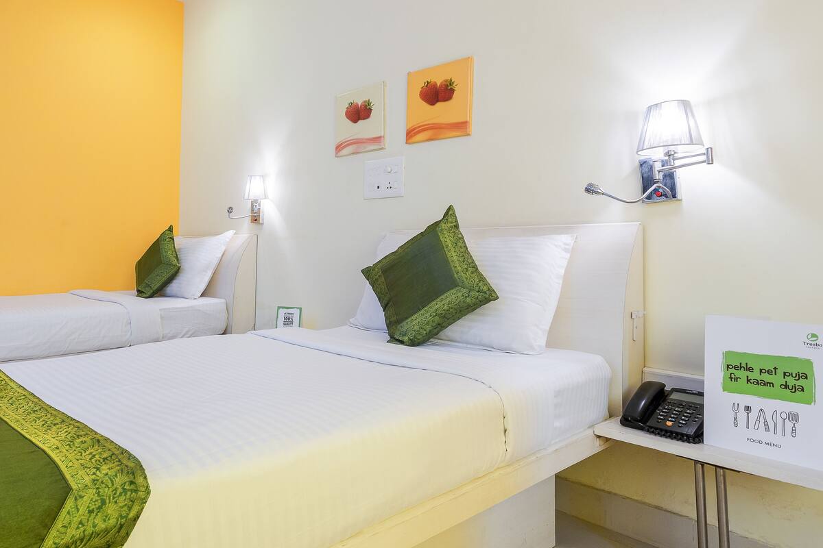 Standard Room | Minibar, desk, iron/ironing board, rollaway beds
