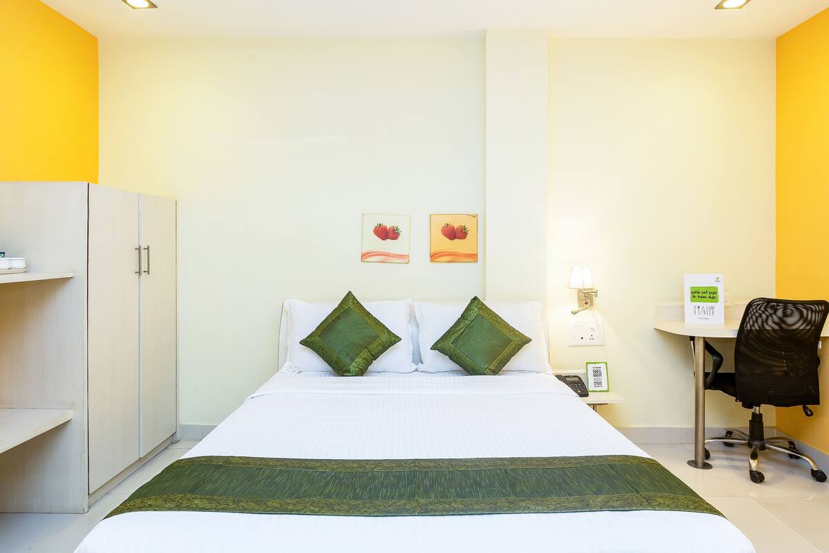 Deluxe Room | Minibar, desk, iron/ironing board, rollaway beds