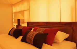 Telttamajoitus, jaettu kylpyhuone (Triple) | Ylelliset vuodevaatteet, lisävuoteet