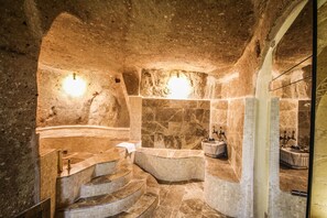 Family Room | Bathroom | Free toiletries, hair dryer, slippers, towels - Heaven Cave House (Ürgüp)