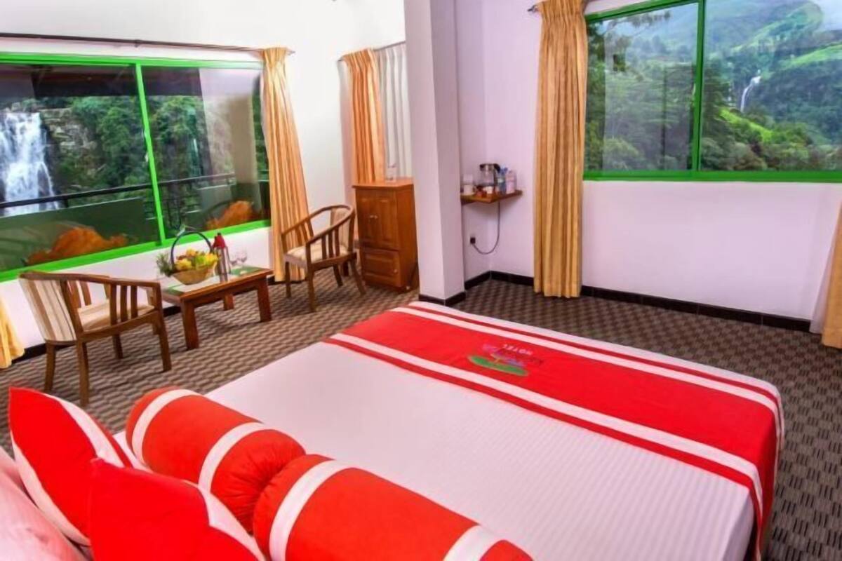 Minibar, in-room safe, desk, iron/ironing board