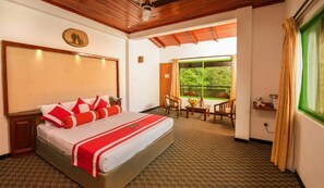 Kahden hengen deluxe-huone | Minibaari, tallelokero huoneessa, työpöytä, silitysrauta/-lauta