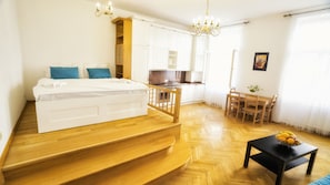 Deluxe Studio (Apartment) | Premium bedding, iron/ironing board, free cribs/infant beds, free WiFi