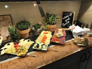 Tägliches Frühstücksbuffet (12.90 EUR pro Person)