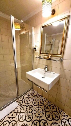 Dusche, kostenlose Toilettenartikel, Haartrockner, Hausschuhe