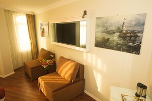 Chambre Familiale | Coin séjour | Télévision LED