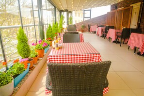 Petit déjeuner complet (8.00 EUR par personne)