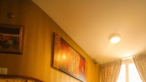 A room with a tufted sofa, a decorative tray with glassware, and a painting on the wall. - Venue Hotel Old City Istanbul (Istanbul)