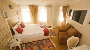 A hotel room with a bed, a sofa, a small table, and a TV. - Venue Hotel Old City Istanbul (Istanbul)