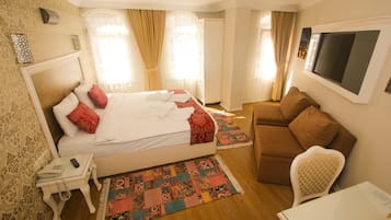 Deluxe Room | Minibar, in-room safe, desk, soundproofing