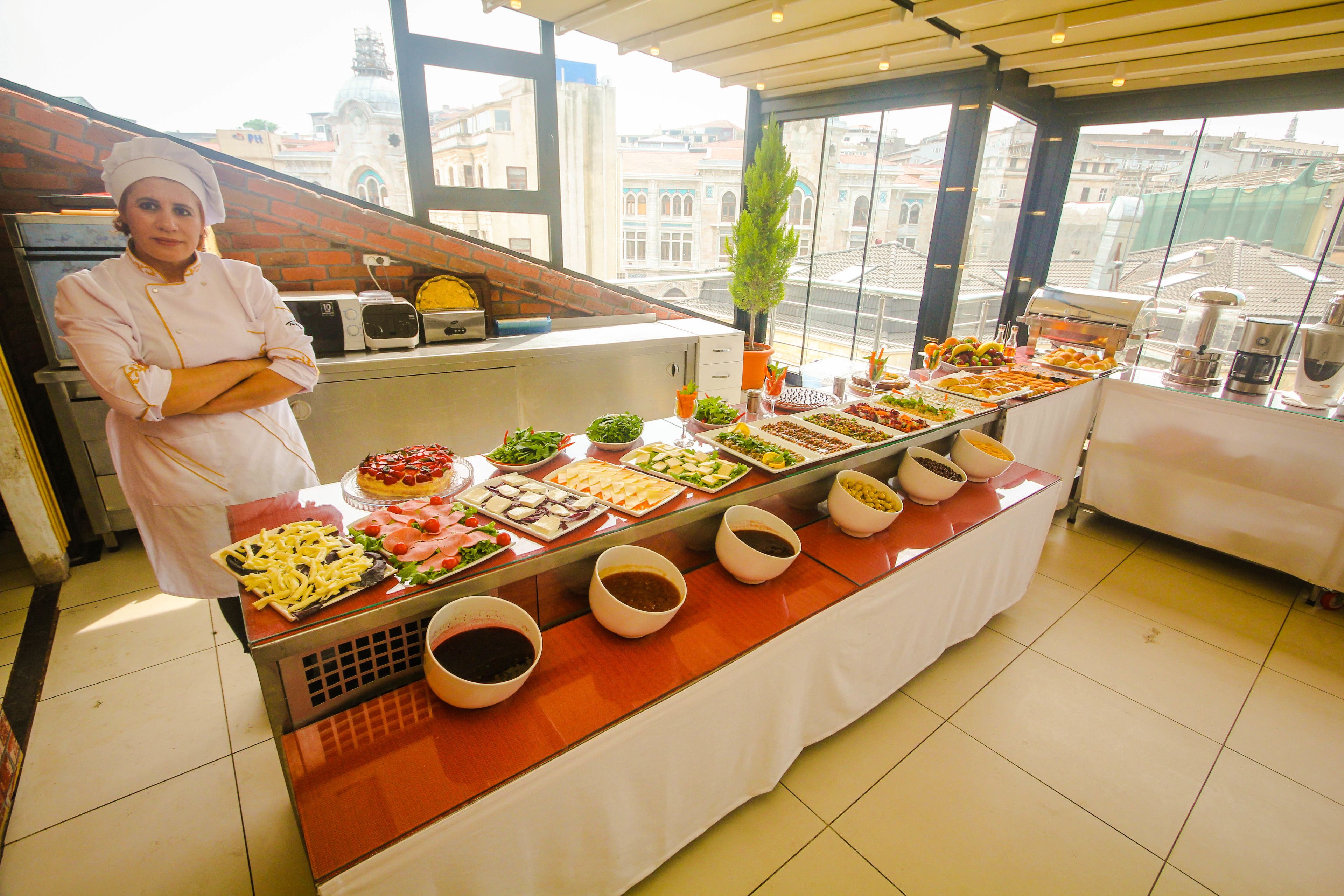 Desayuno completo (EUR 8.00 por persona) 