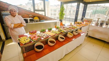 Desayuno completo diario (EUR 8.00 por persona)