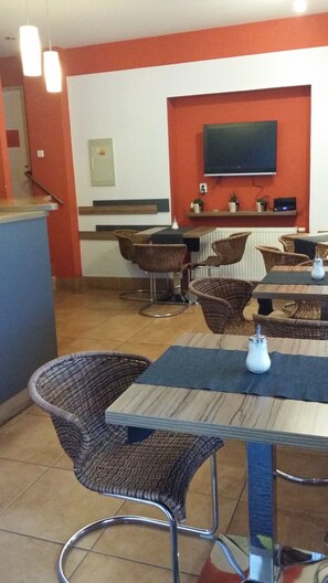 Tägliches Frühstücksbuffet (5 EUR pro Person)