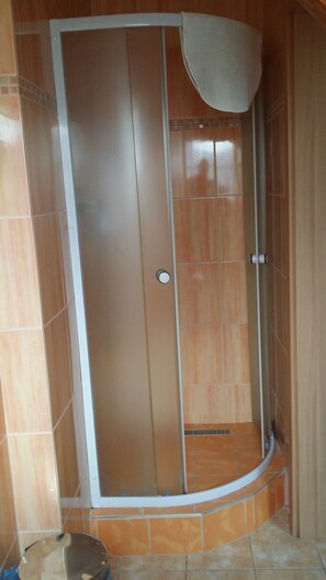 Zweibettzimmer | Dusche im Bad