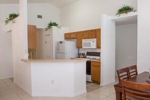 Microwave, coffee/tea maker - Maura's Westridge Villa 4 Bedroom IPG Florida (Davenport)