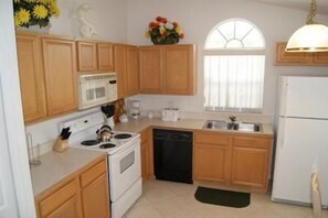 Microwave, coffee/tea maker - Robert's Indian Point Villa 4 Bedroom IPG Florida (Kissimmee)