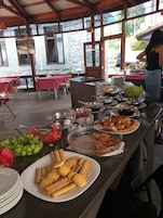 Her gün ücretsiz açık büfe kahvaltı