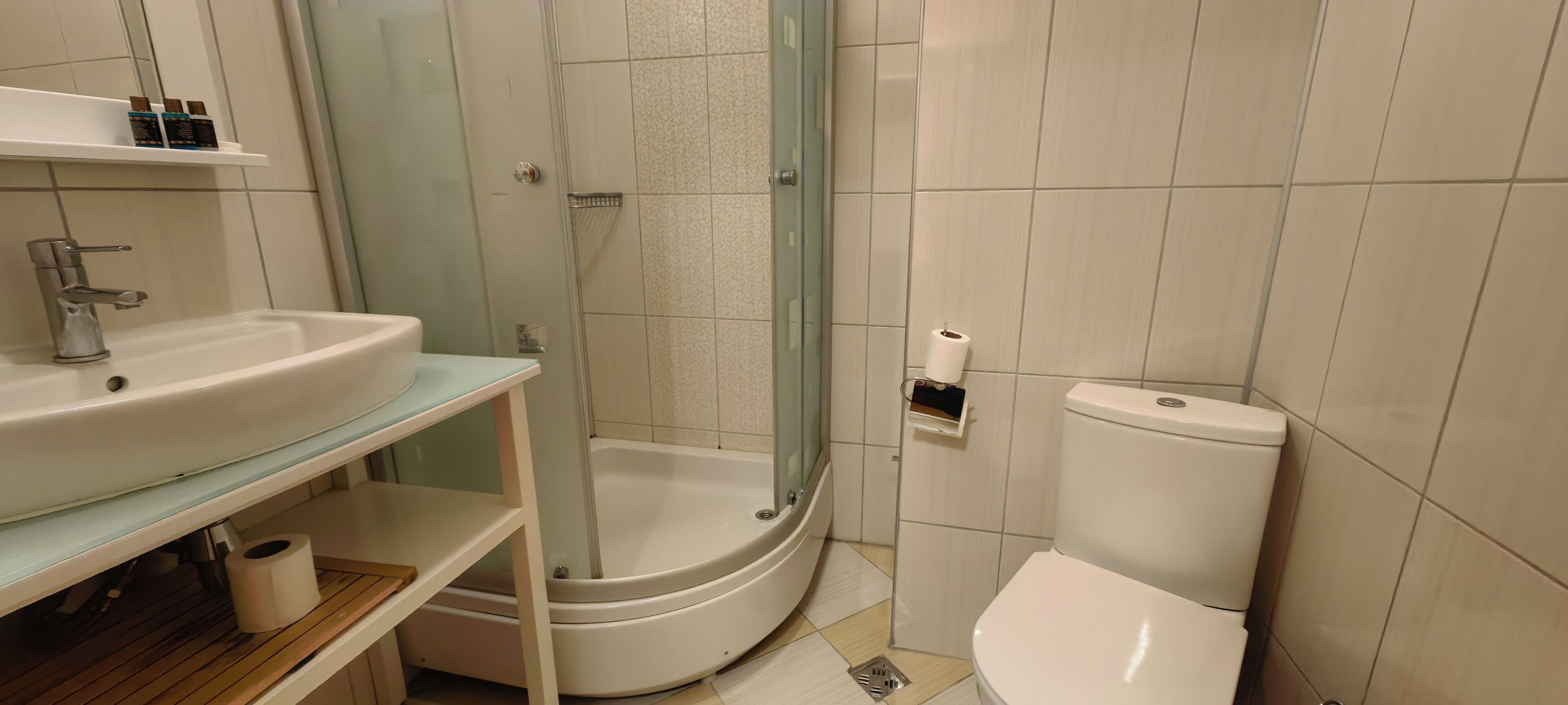 Standard Triple Room | Bathroom | Shower, rainfall showerhead, free toiletries, hair dryer