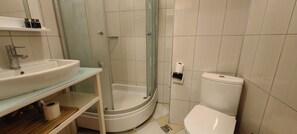 Standard Triple Room | Bathroom | Shower, rainfall showerhead, free toiletries, hair dryer - Camlihemsin Tasmektep Hotel (Camlihemsin)
