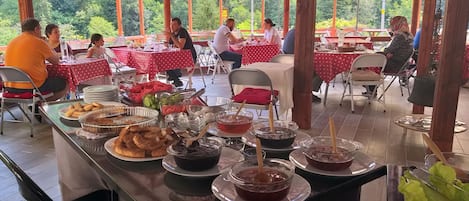 Ilmainen päivittäinen buffetaamiainen