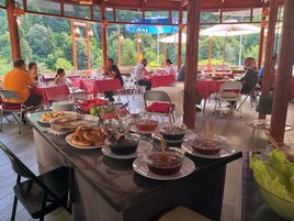 Her gün ücretsiz açık büfe kahvaltı